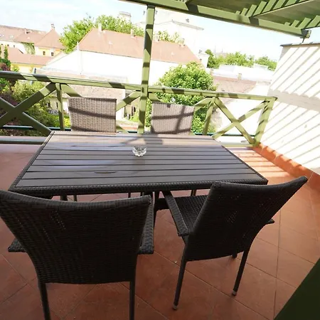 Tulip Home Apartman * Vac